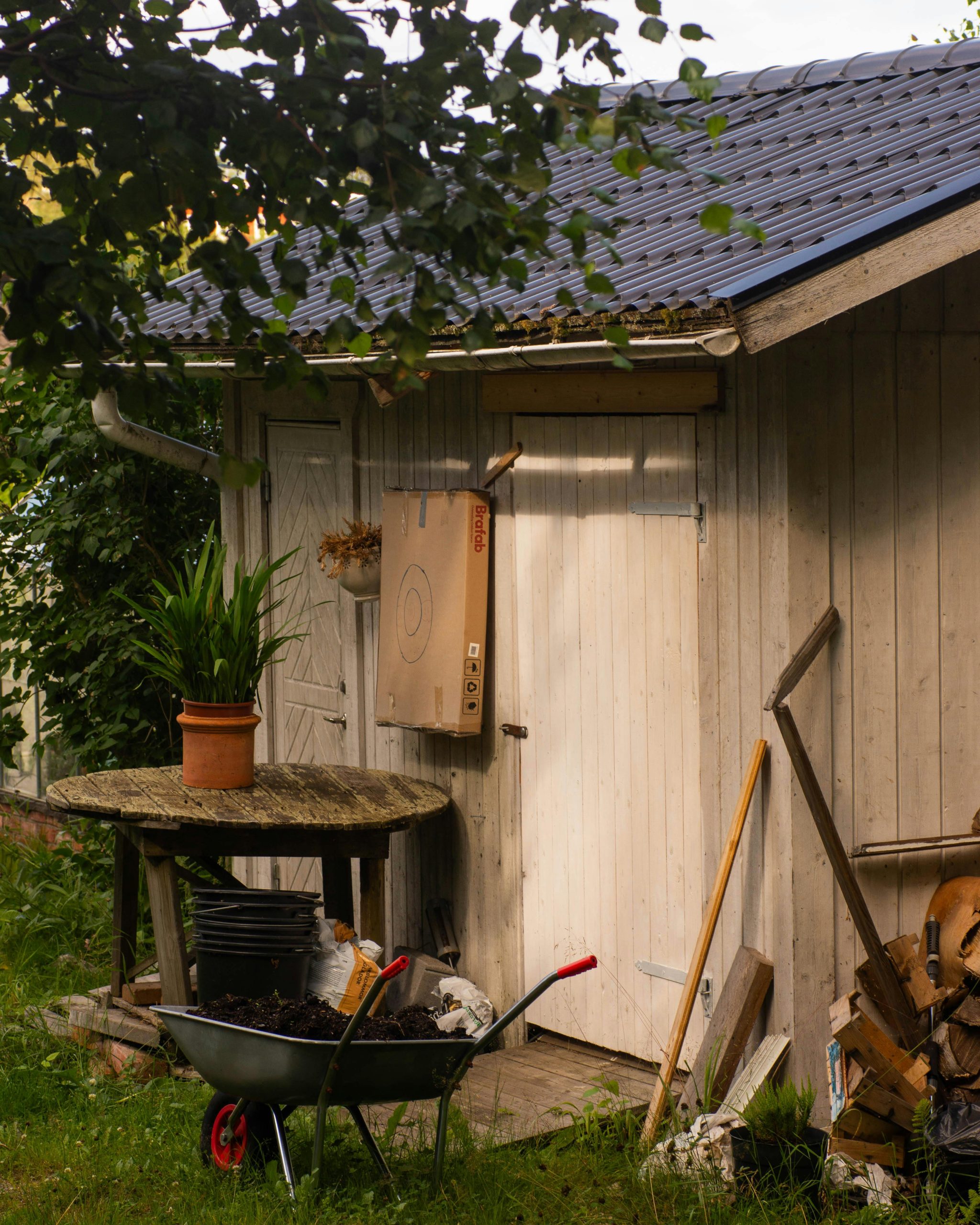 Installation correcte de 2 abris de jardin dans un jardin